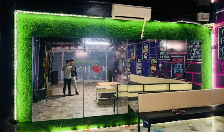 Crown Town Cafe & Party Hall, Hisar